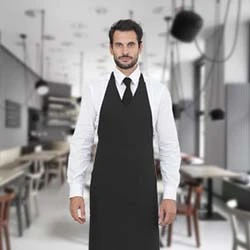 Uomo in cucina che indossa abbigliamento da ristorazione con cravatta