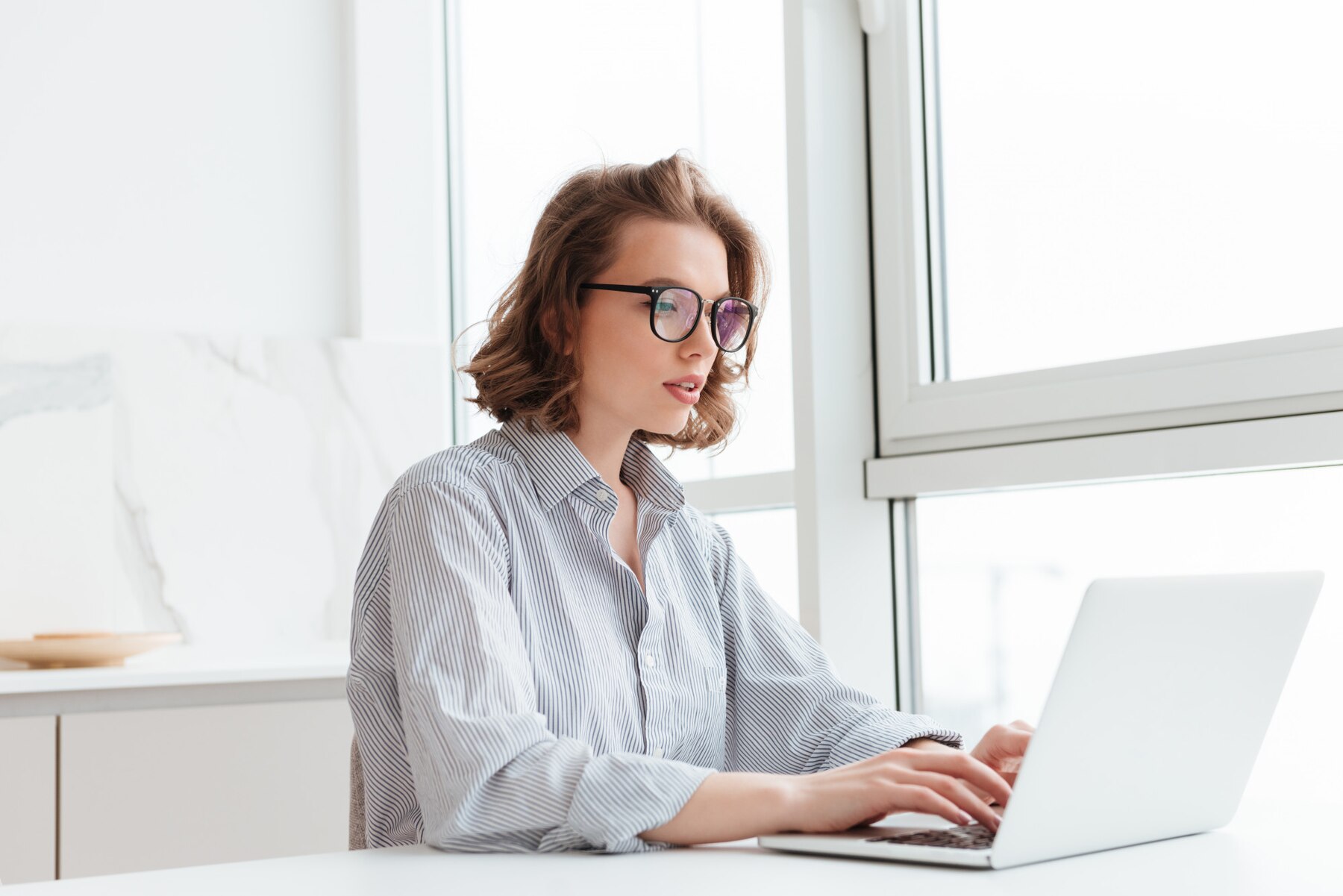 foto di una donna bruna di spalle guarda computer con evoluzione digitale