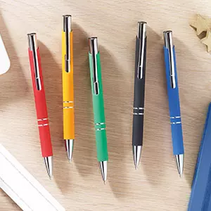 penne pubblicitarie in metallo di colori differenti su scrivania in legno