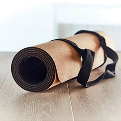 tappetino per yoga in materiale naturale con lacci per trasporto